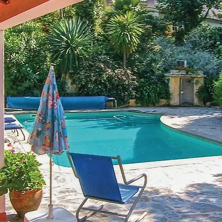 Casa vacanze Three-bedroom Holiday In Colares,